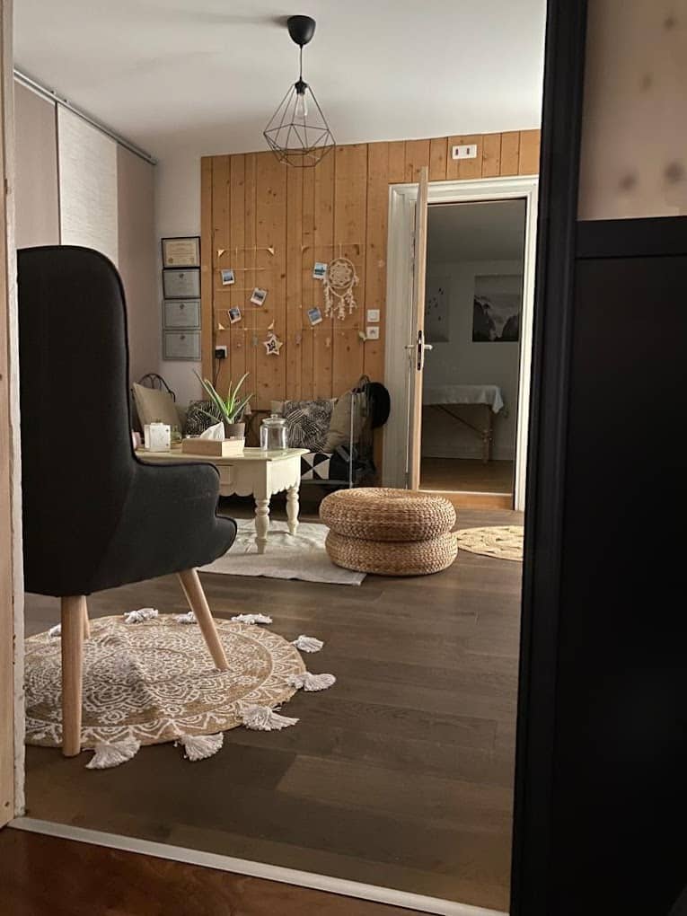 Cabinet d’Emmanuelle Moine à Saint-Chamond, un espace chaleureux et apaisant dédié à l’accompagnement et au bien-être.