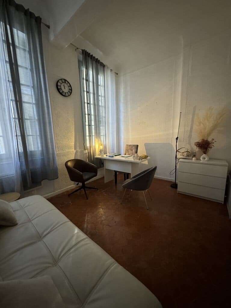 Cabinet de consultation d’Emmanuelle Moine, hypnothérapeute à Aix-en-Provence, offrant un cadre serein pour les séances.