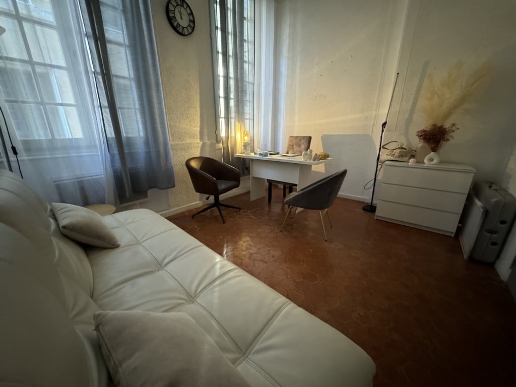 Espace de consultation du cabinet d’Emmanuelle Moine, hypnothérapeute à Aix-en-Provence, favorisant détente et bien-être.