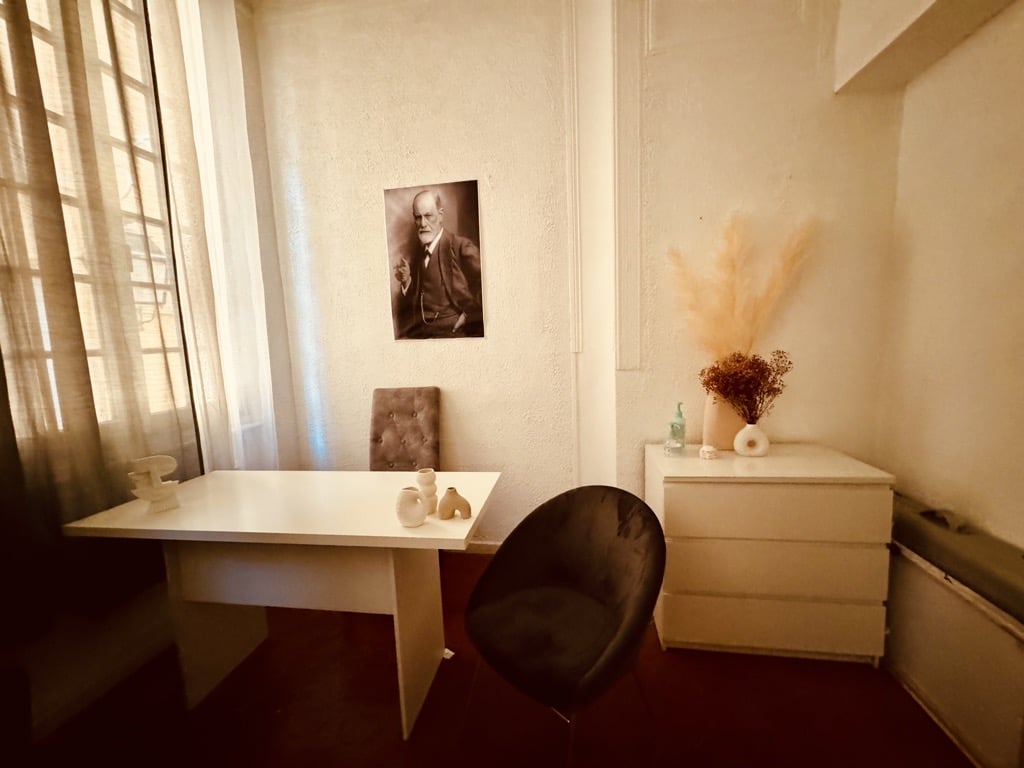 Bureau du cabinet d’hypnothérapie d’Emmanuelle Moine à Aix-en-Provence, un espace calme et propice à la relaxation.