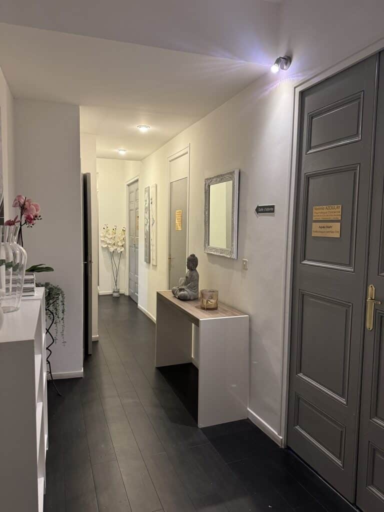 Entrée et salle d’attente du cabinet d’Emmanuelle Moine à Aix-en-Provence, un espace accueillant et relaxant
