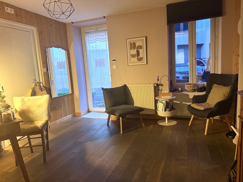 Cabinet d’Emmanuelle Moine à Saint-Chamond, espace chaleureux pour les séances d’hypnose et d’accompagnement individuel